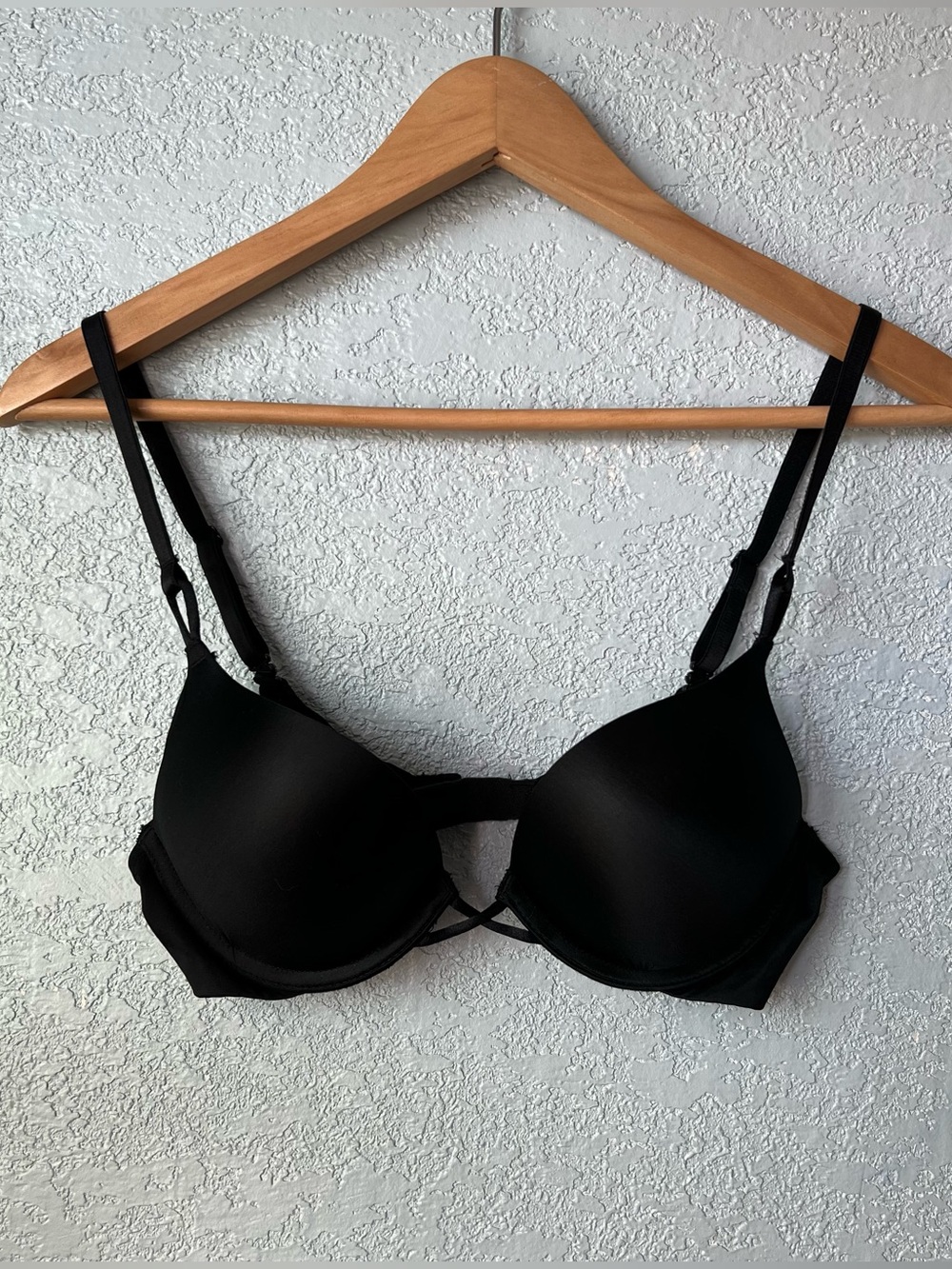 Victoria’s Secret Miraculous Push Up Bra 32B Black Strappy Plunge Padded